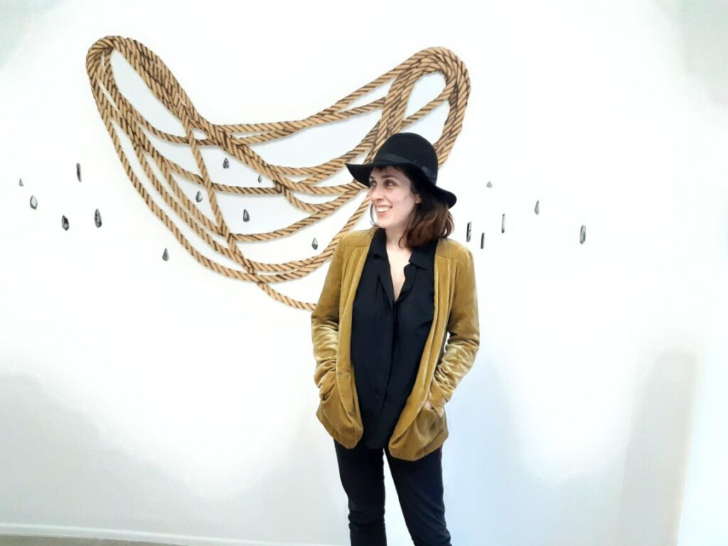 Claire Hannicq devant son oeuvre love - photo Est Républicain